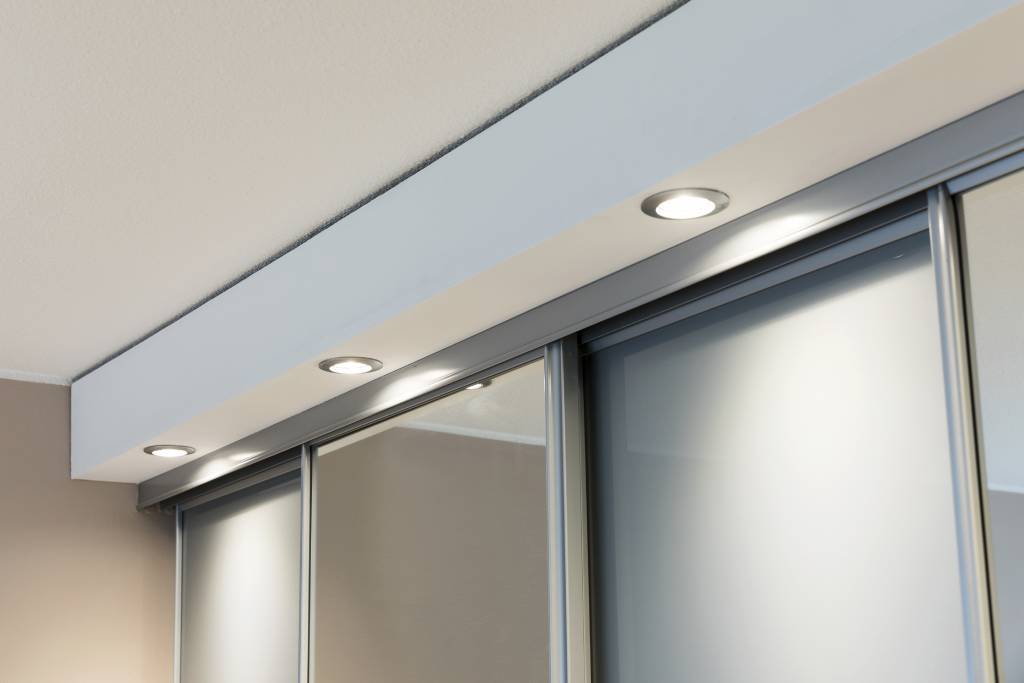 Led reflektory na zásuvce předsíňové skříně, které osvětlují skříň a zrcadlo. Ledstore.fi